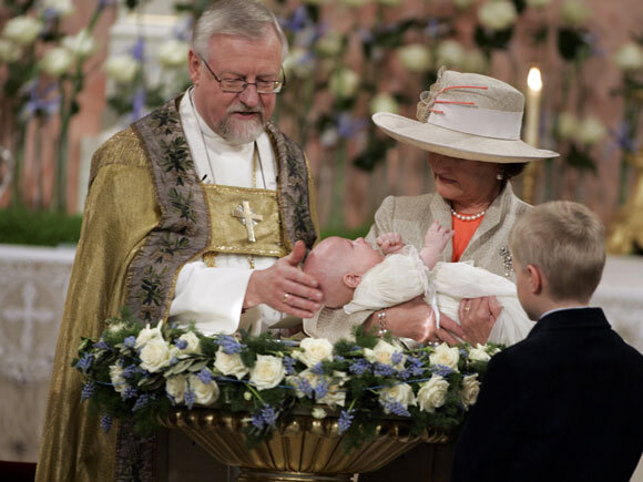 Bestemor, Dronning Sonja, bar Prinsen til dåpen. Det var Oslos biskop, Ole Christian Kvarme, som døpte ham. Foto: Knut Falch, Scanpix.